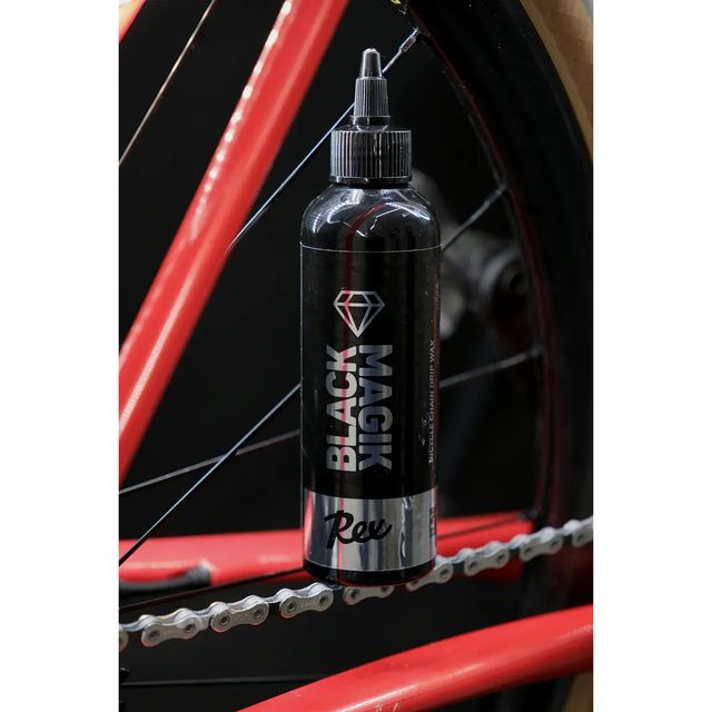 REX Black Magik Nestemäinen Ketjuvaha 180 ml REX Black Magik Nestemäinen Ketjuvaha 180 ml
